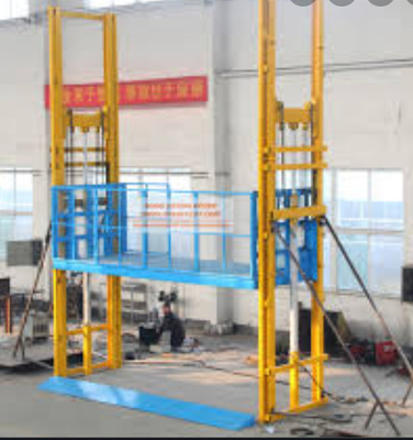 0.5m/s 2000KG 옥외 화물 엘리베이터 상승 살포 강판